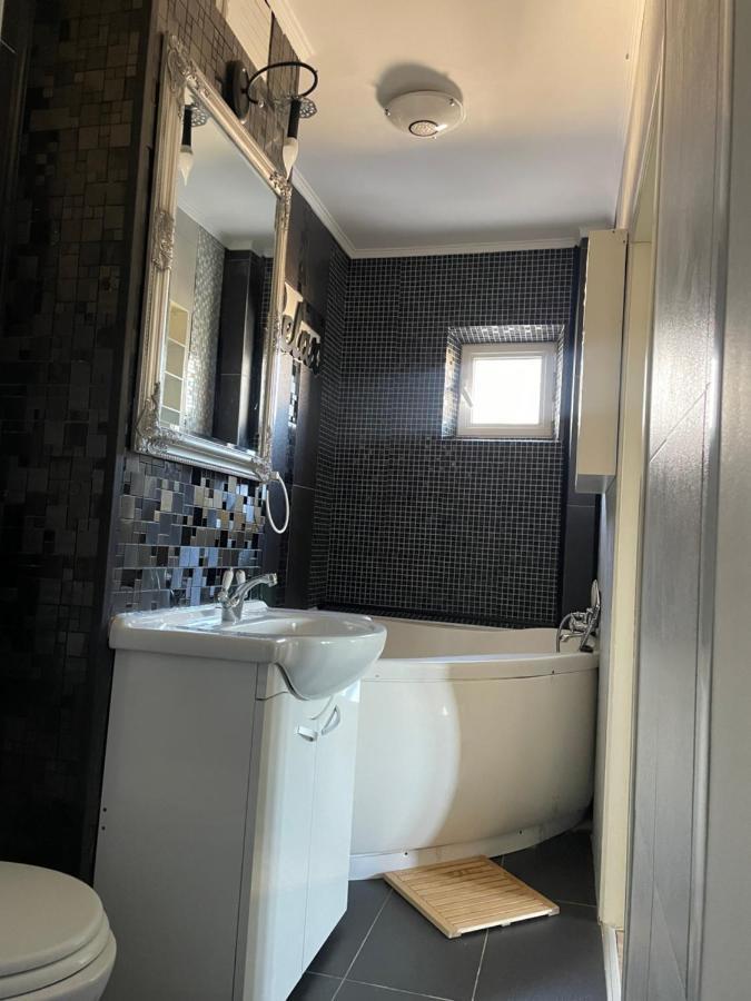 Apartament cu 3 dormitoare Jolie.M Apartment Galaţi Exterior foto